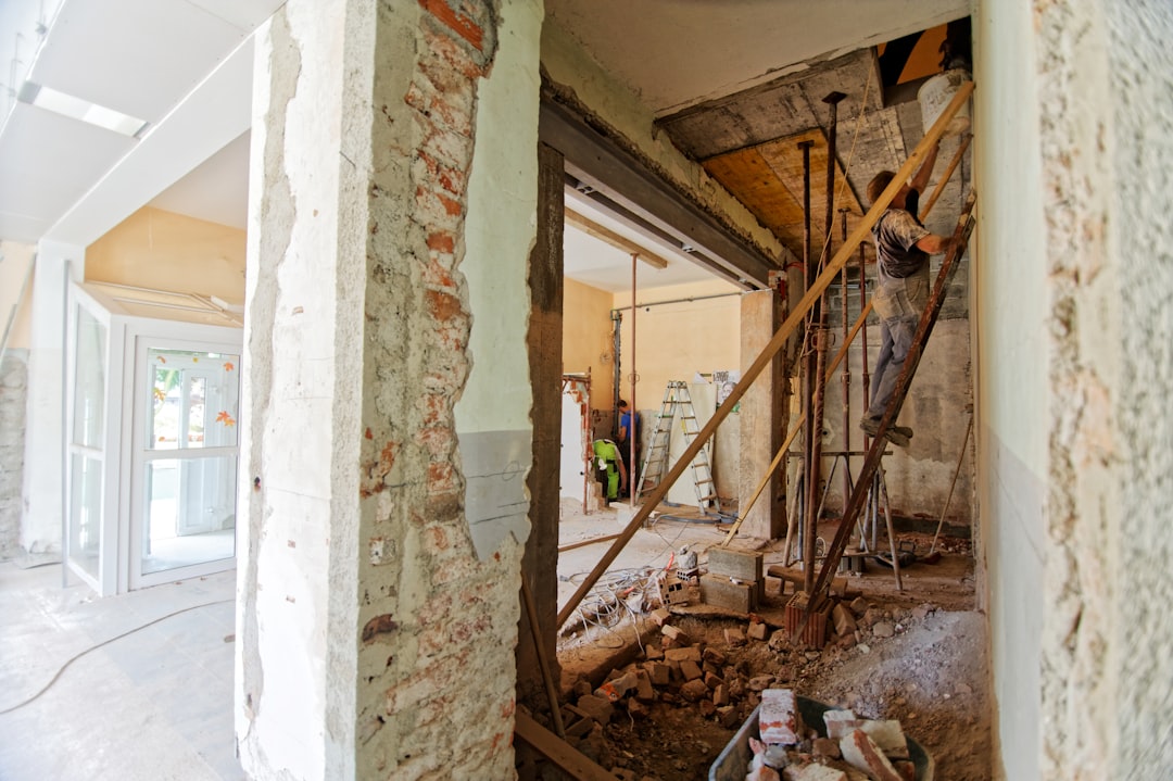 Un bâtiment en cours de rénovation montre une partie dégradée et une partie restaurée