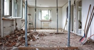Une pièce dégradée est sécurisée avant des travaux de rénovation