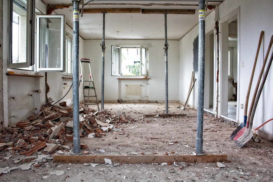 Une pièce dégradée est sécurisée avant des travaux de rénovation