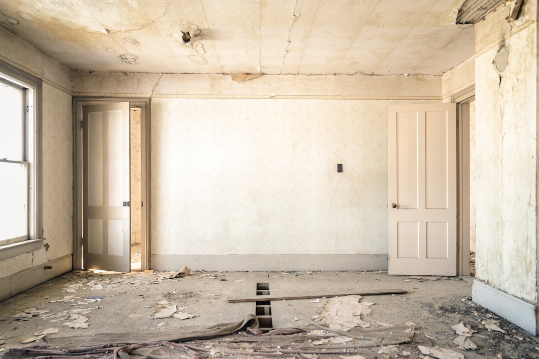 L’intérieur d’un logement très dégradé nécessite une rénovation importante