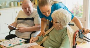 Un professionnel accompagne des personnes âgées dans leur logement adapté