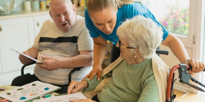 Un professionnel accompagne des personnes âgées dans leur logement adapté