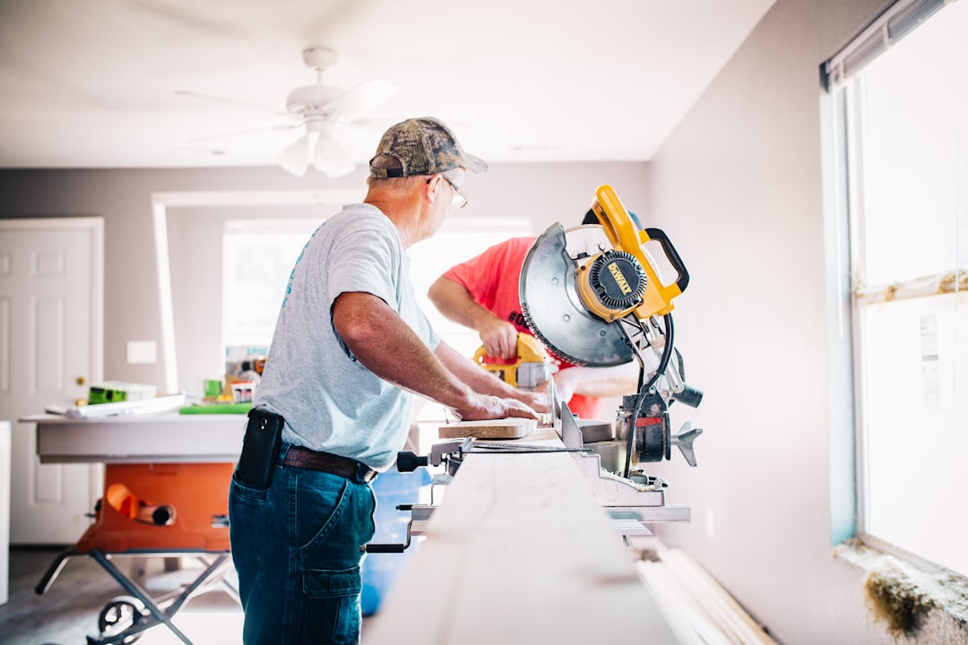 Artisan travaillant dans une maison en rénovation