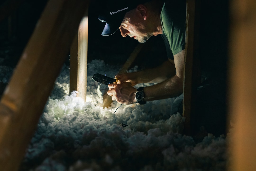 Professionnel intervenant dans les combles d’une maison
