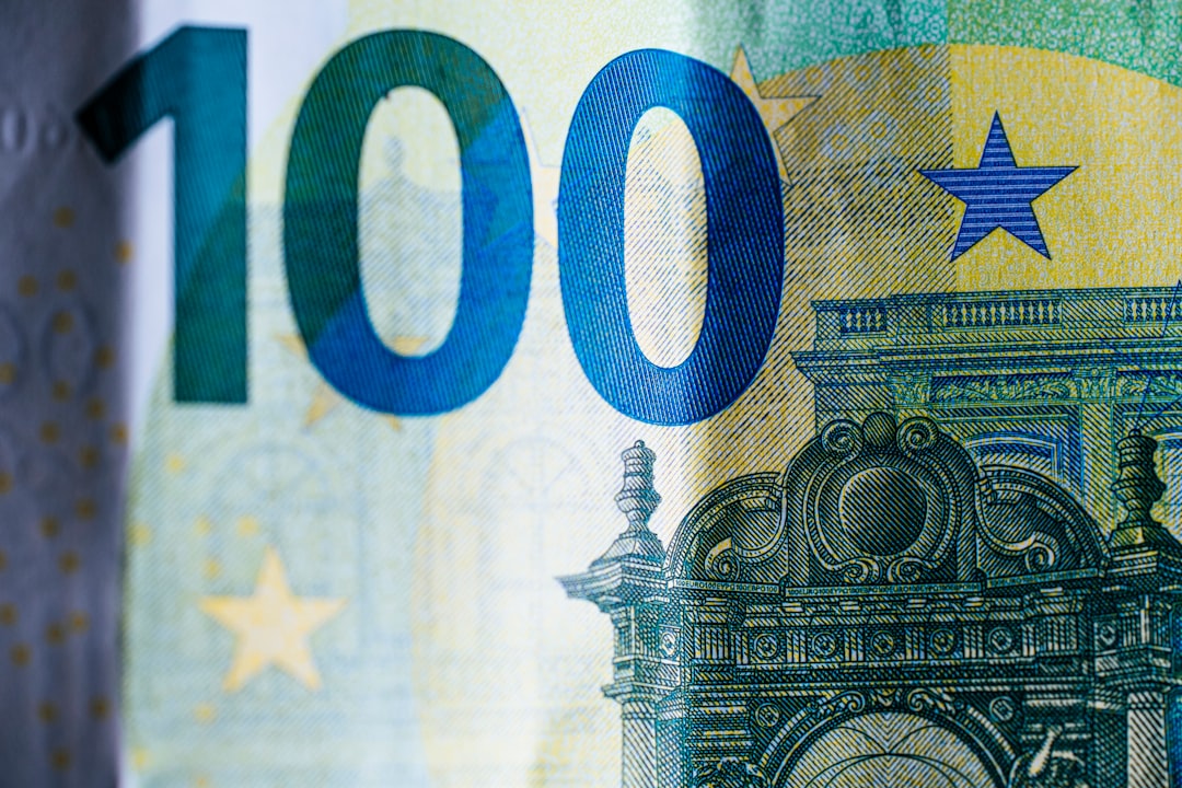Billet de 100 euros illustrant l’épargne placée sur un PEL ou un Livret A