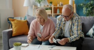 Couple de retraités examinant des documents financiers liés à leurs pensions