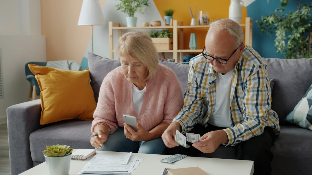 Couple de retraités examinant des documents financiers liés à leurs pensions