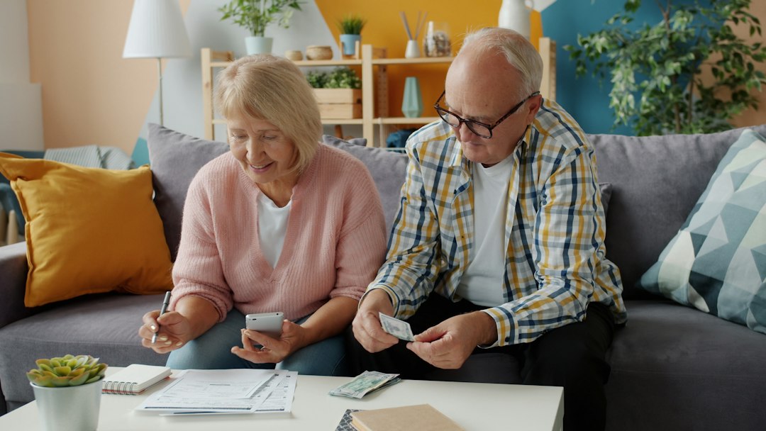 Couple senior vérifiant des paiements et plusieurs pensions de retraite