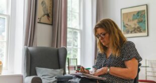 Femme âgée examinant des documents relatifs à ses droits à pension