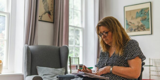 Femme âgée examinant des documents relatifs à ses droits à pension