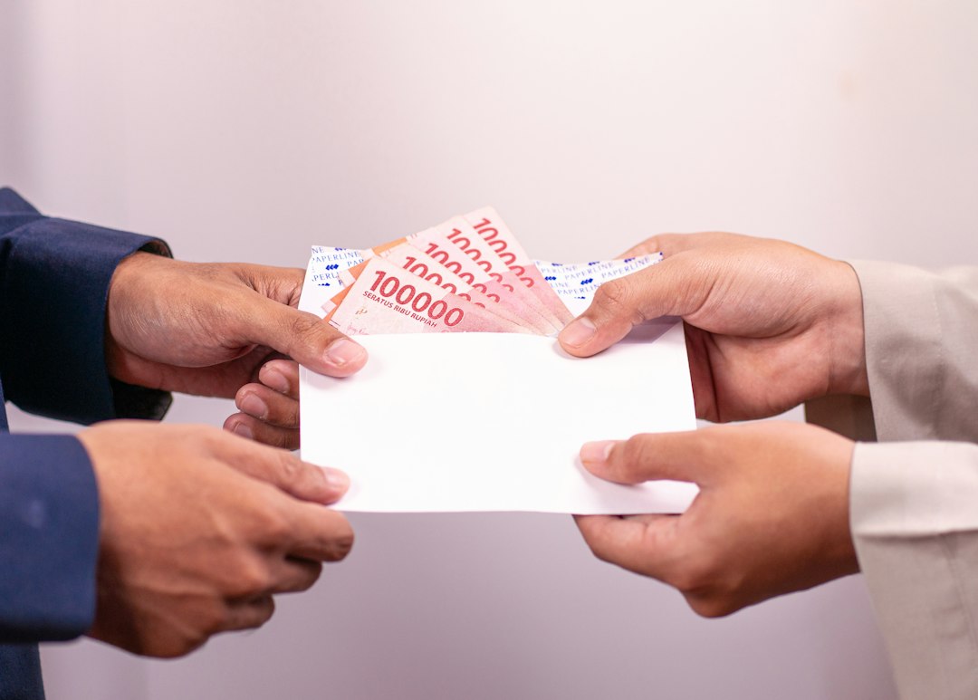Personne remettant de l’argent dans une enveloppe à un proche