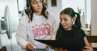 Une mère et sa fille consultent des documents liés au budget familial