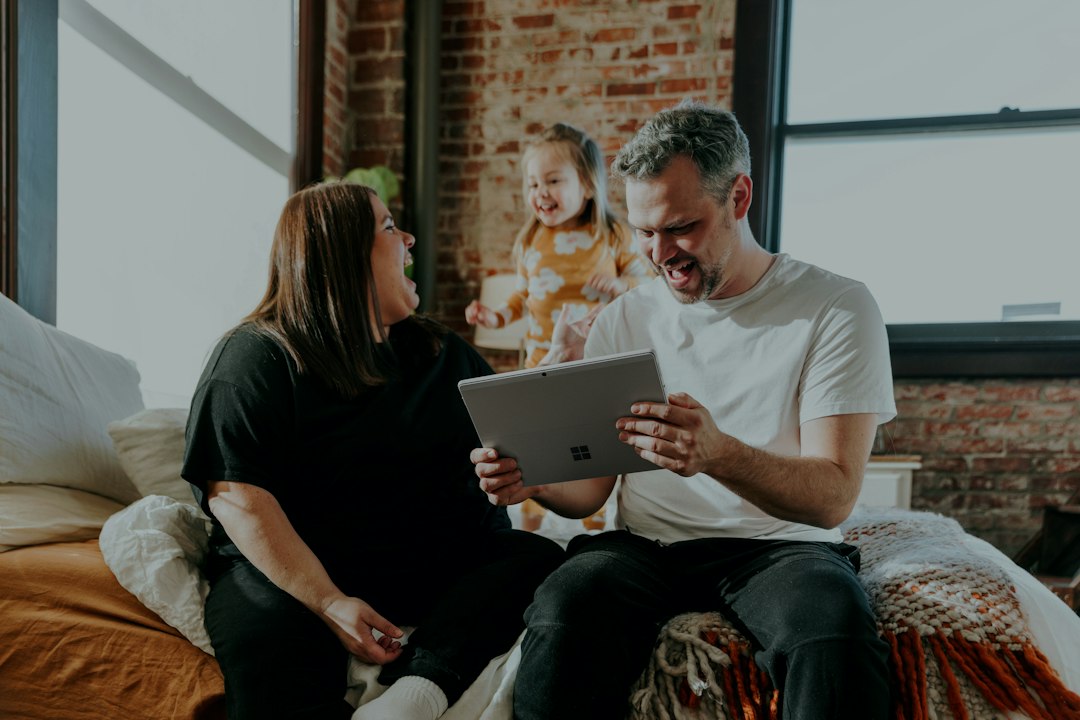 Un couple consulte ses informations financières sur une tablette
