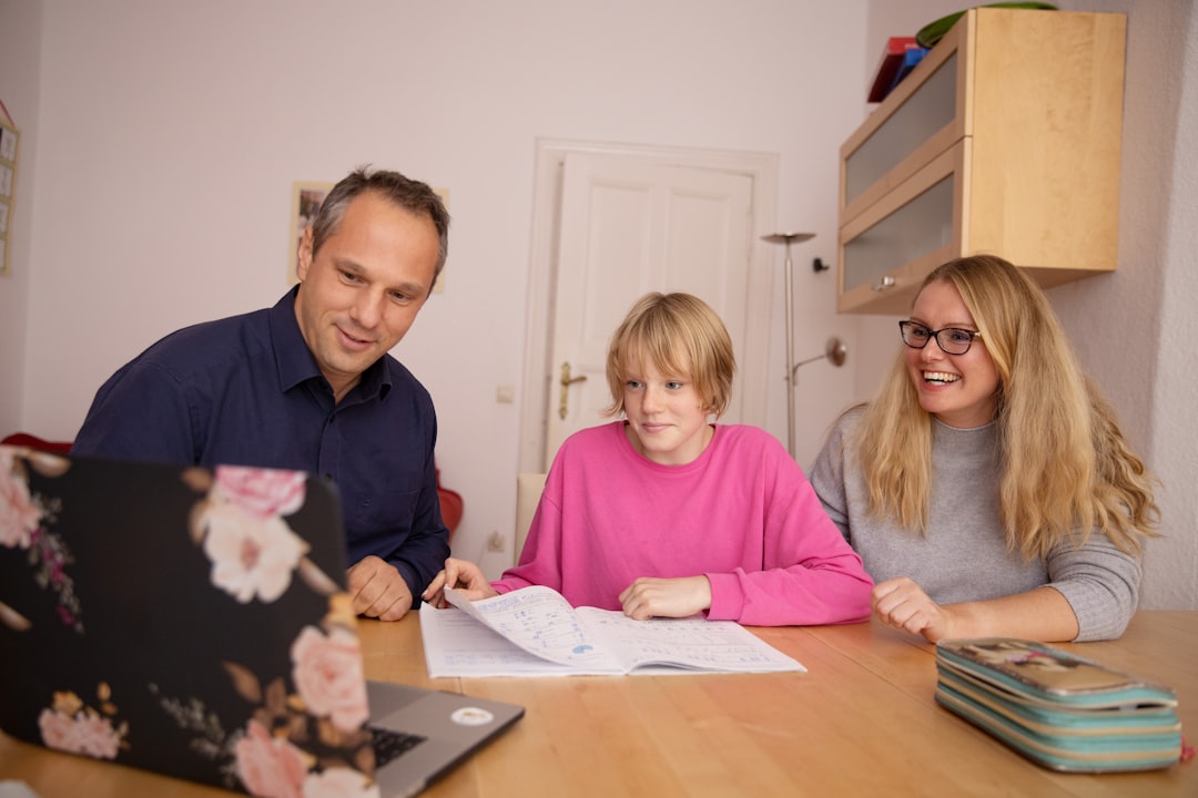 Une famille examine des documents à la maison