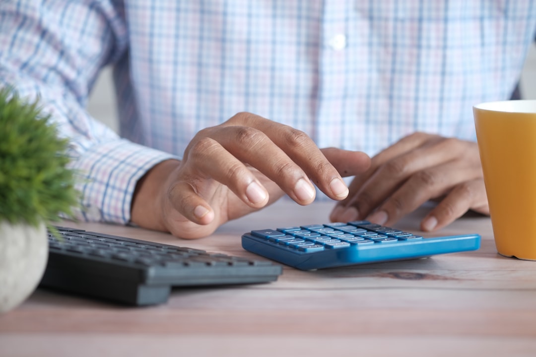Salarié calculant son budget après une évolution de la prime d’activité