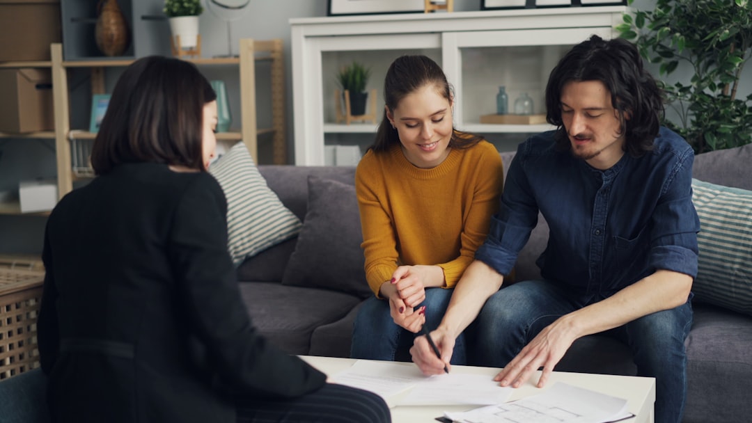 Propriétaires examinant un dossier immobilier avec un conseiller