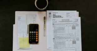 Des documents et un téléphone servent à vérifier le calcul d'une retraite