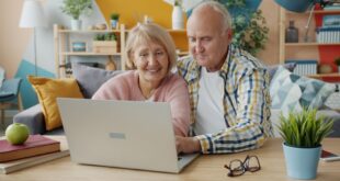 Couple de retraités consultant un compte bancaire sur un ordinateur portable