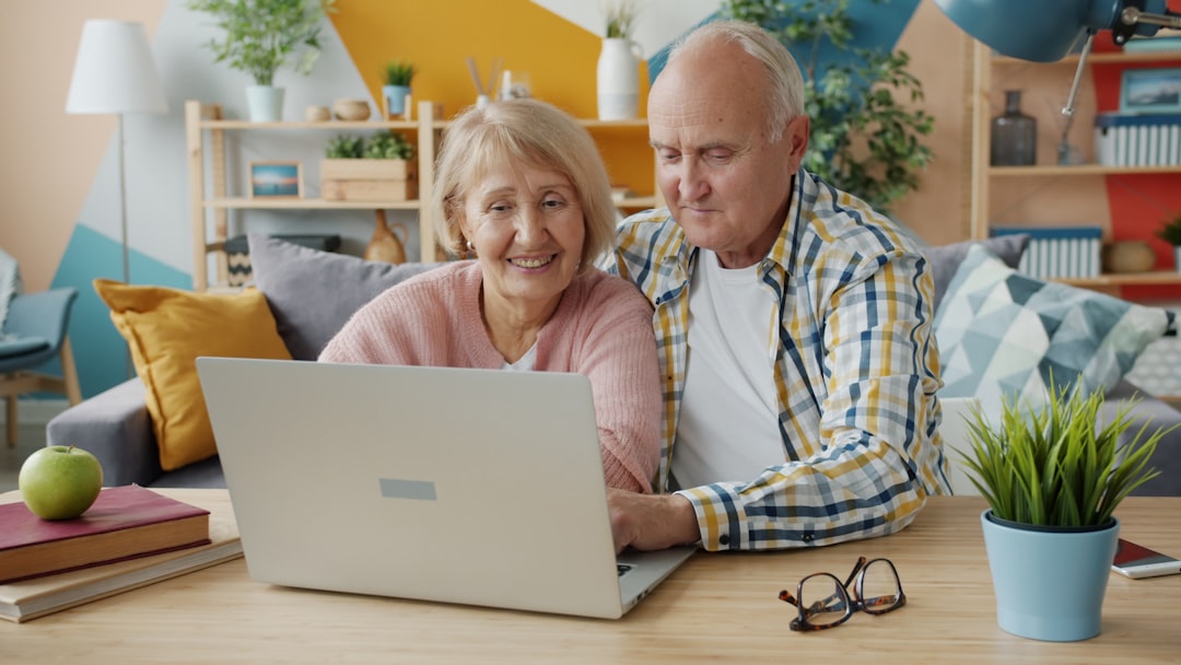 Couple de retraités consultant un compte bancaire sur un ordinateur portable