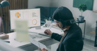 Salarié expérimenté travaillant sur des documents dans un bureau