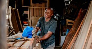 Artisan indépendant travaillant dans son atelier au cours de sa carrière
