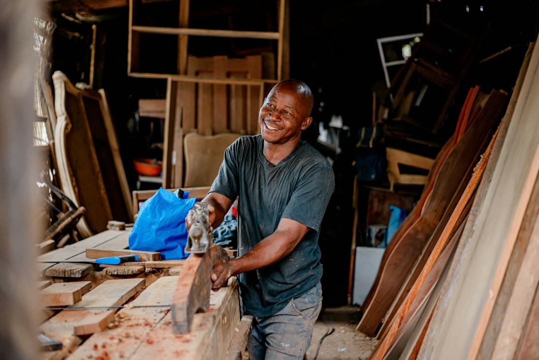 Artisan indépendant travaillant dans son atelier au cours de sa carrière