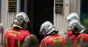 Sapeur-pompier volontaire devant une caserne pour illustrer les trimestres de retraite