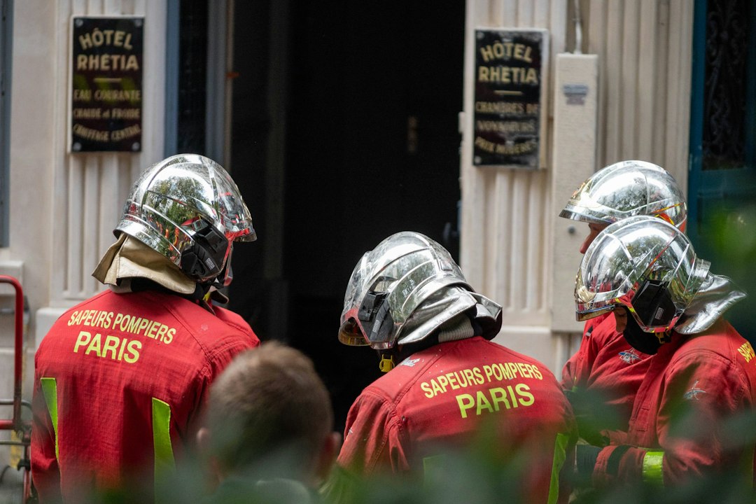 Sapeur-pompier volontaire devant une caserne pour illustrer les trimestres de retraite