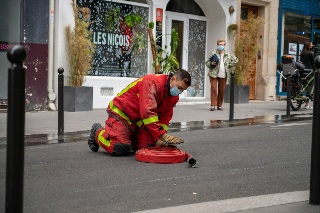 Sapeur-pompier volontaire rangeant un tuyau après une intervention