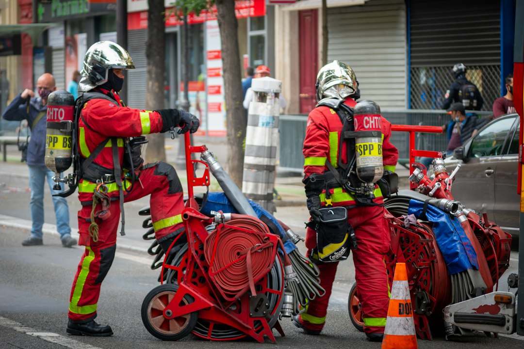 Deux sapeurs-pompiers volontaires préparant leur matériel