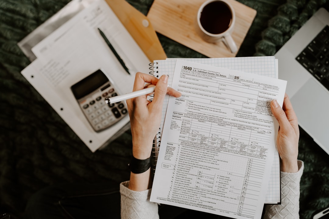 Des documents et une calculatrice illustrent le calcul de l’impôt sur une prime