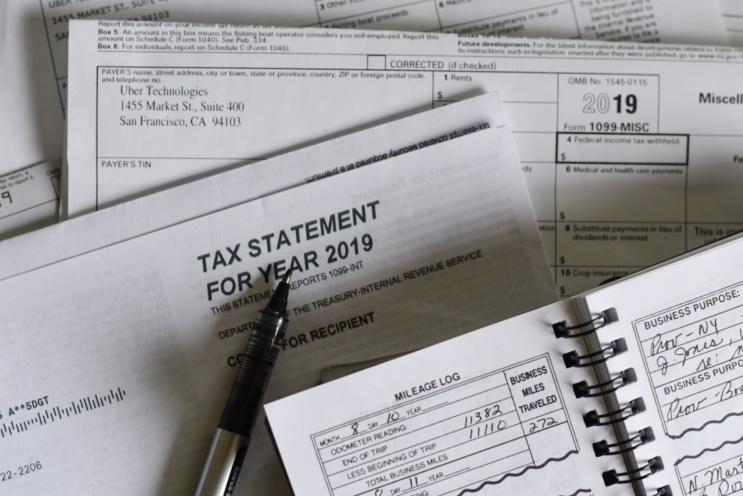 Une déclaration fiscale est préparée avec une calculatrice et des pièces