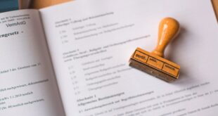 Des documents juridiques sont vérifiés dans le cadre d'une succession
