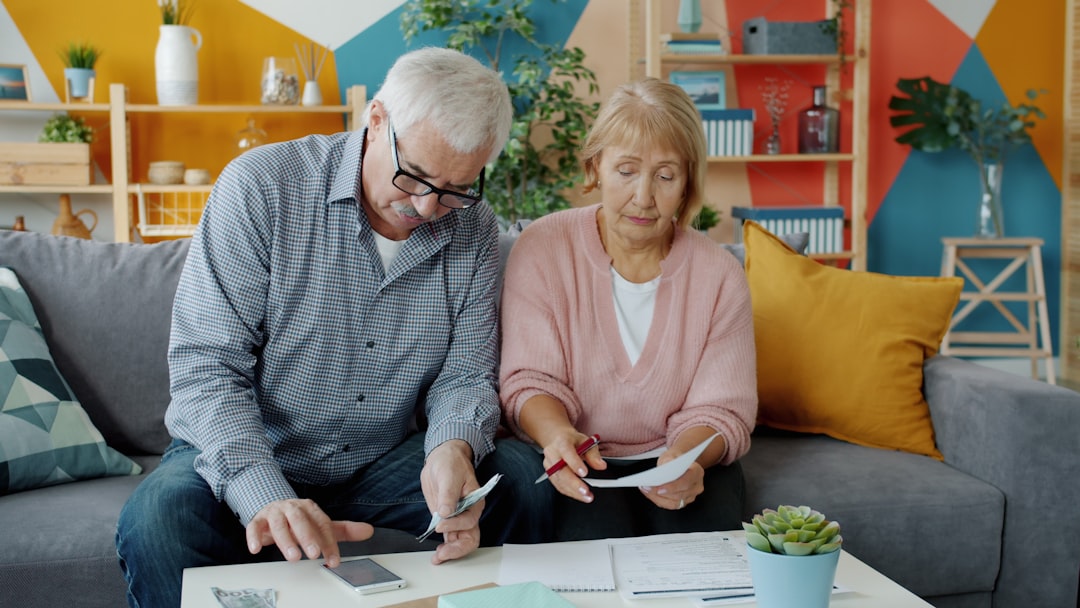 Couple de seniors consultant des factures et documents fiscaux à domicile