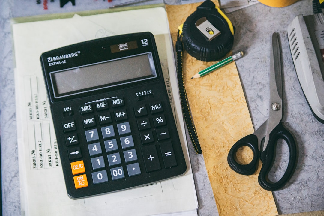 Calculatrice utilisée pour vérifier une réduction de taxe foncière