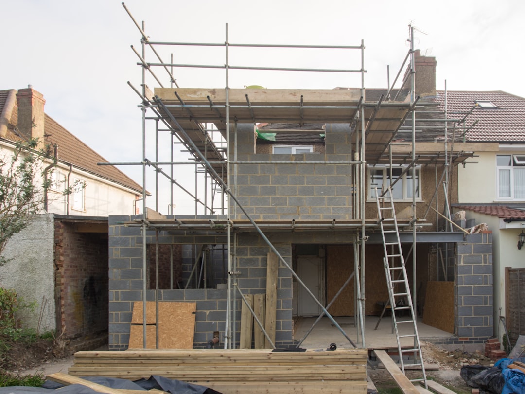 Chantier d’extension d’une maison concernée par la taxe foncière