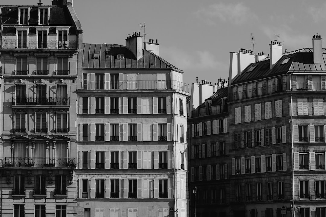 Immeuble résidentiel pour illustrer la vacance d’un logement pendant plusieurs mois