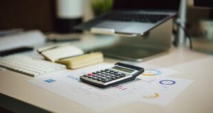 Calculatrice utilisée pour vérifier le montant d’une taxe foncière