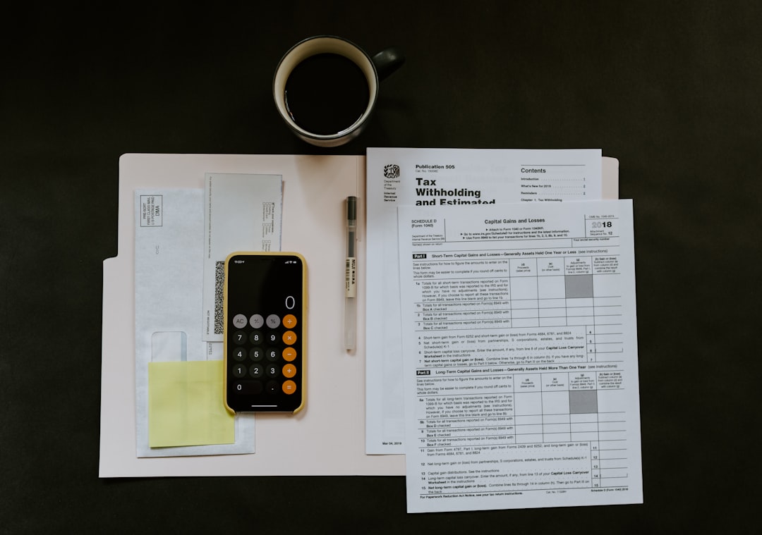 Téléphone et documents utilisés pour payer la taxe foncière en ligne
