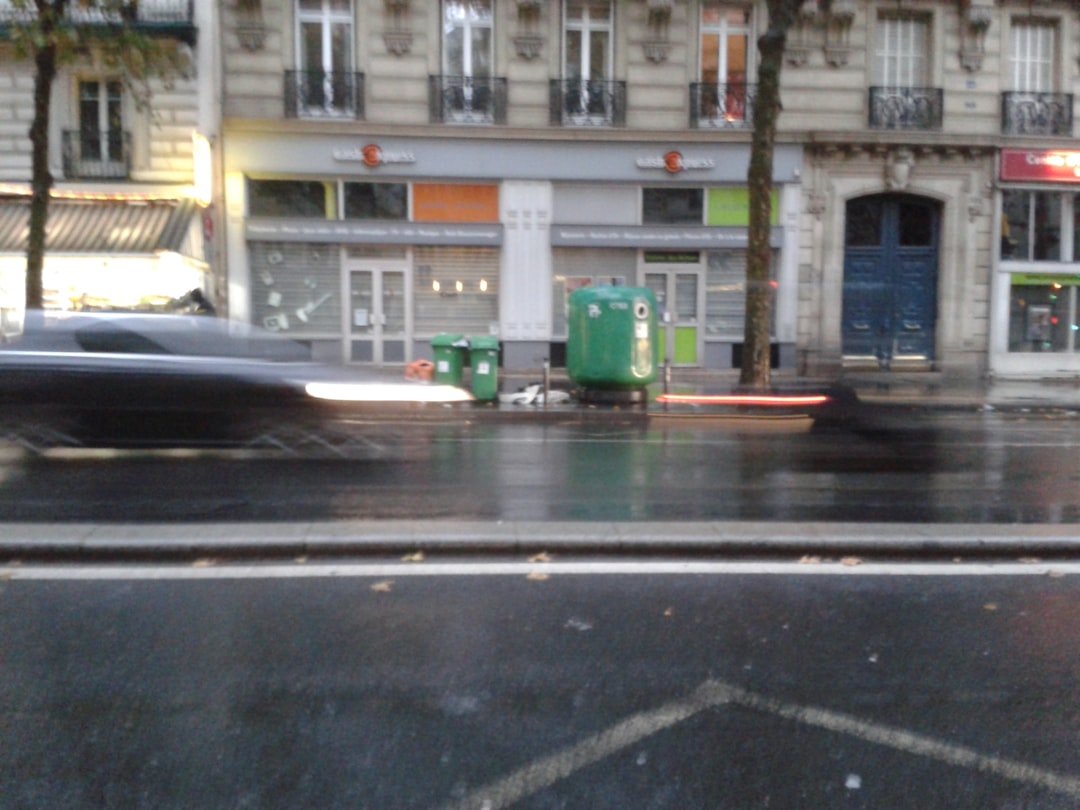 Poubelles devant des immeubles dans une rue parisienne