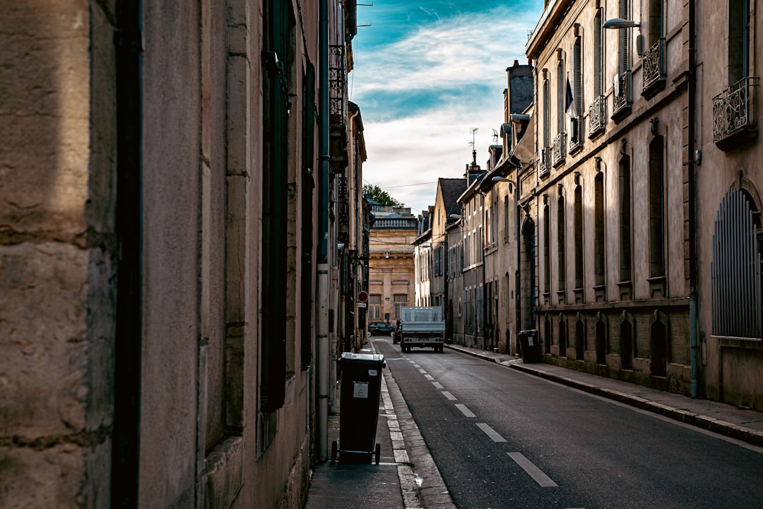 Rue résidentielle bordée de logements pouvant rester vacants