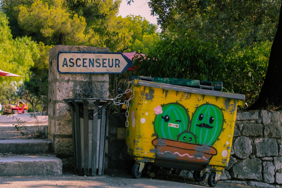 Conteneur destiné à la collecte des déchets ménagers