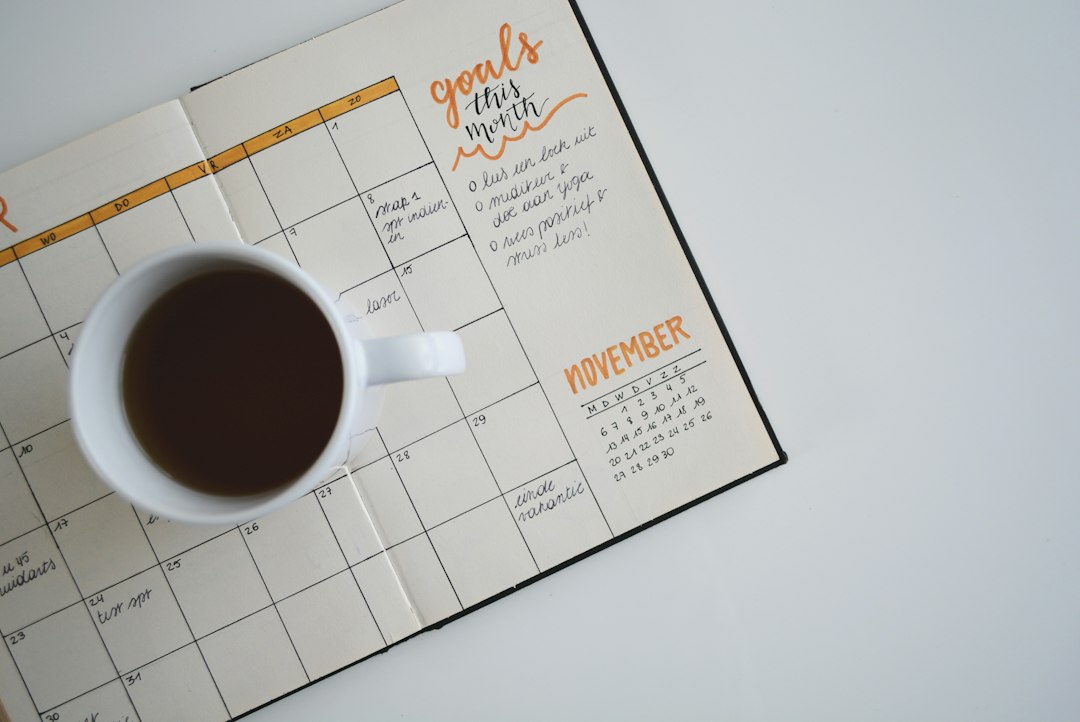 Agenda ouvert et tasse de café sur un bureau
