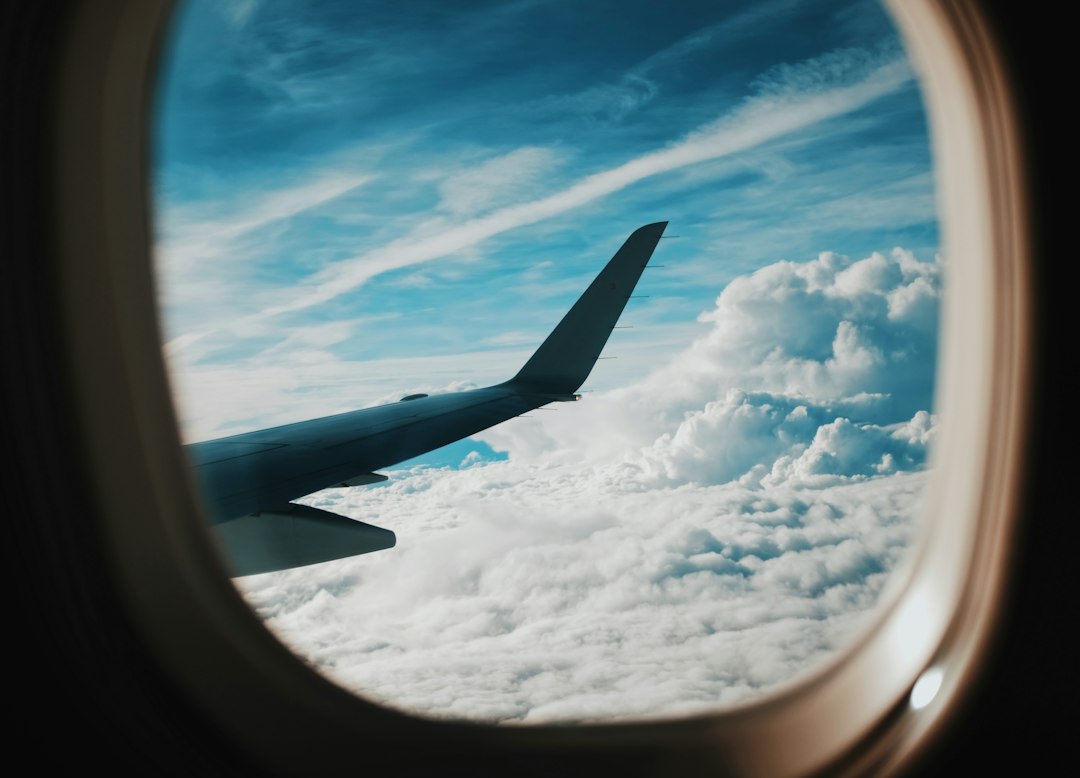 Aile d'avion lors d'un vol retardé