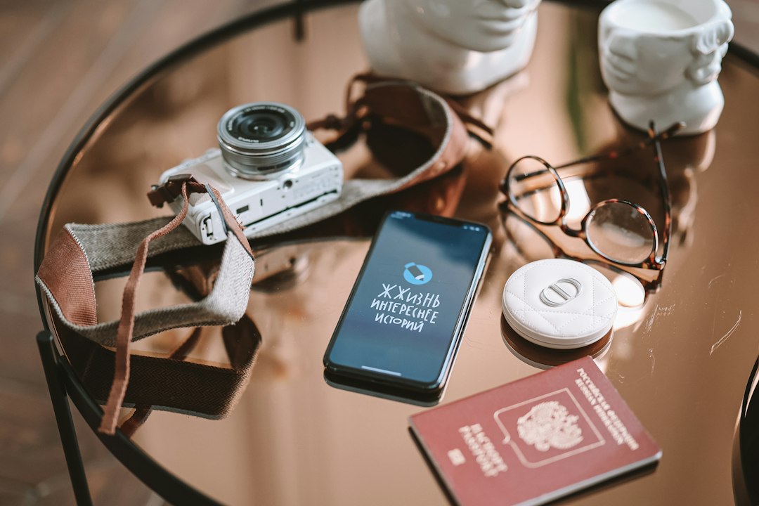Smartphone sur une table pour valider son certificat de vie en ligne