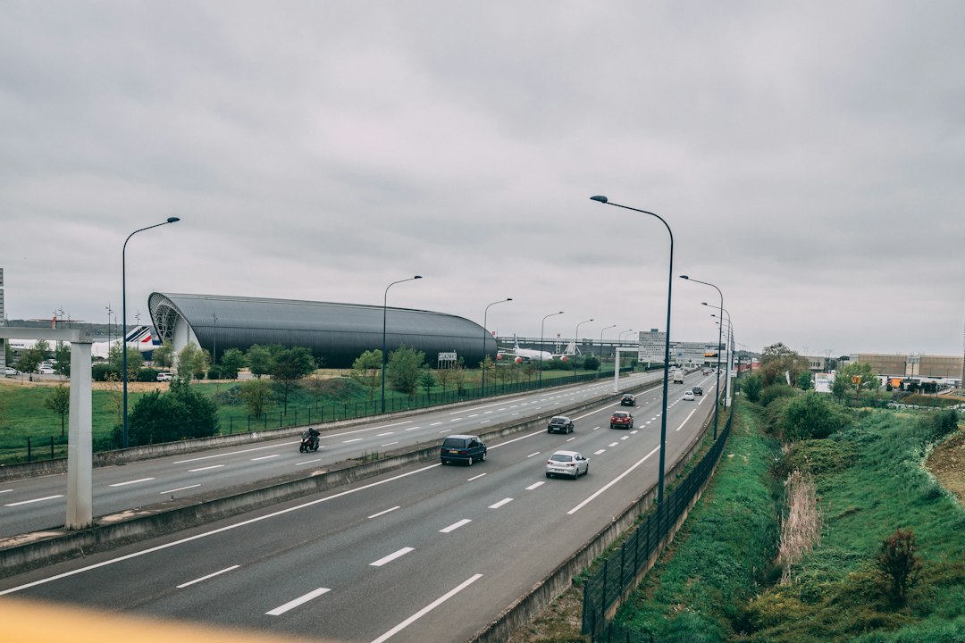 Vacances de la Toussaint 2026 : voitures sur une autoroute un jour de départs