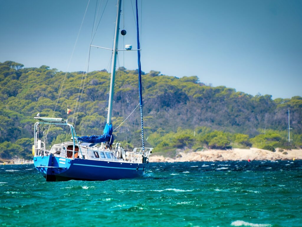 Bateau au large de la côte de Porquerolles