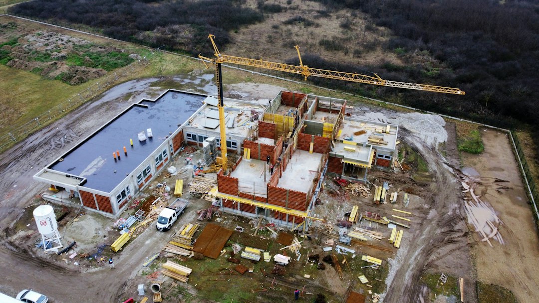 Bâtiment public en construction vu du ciel