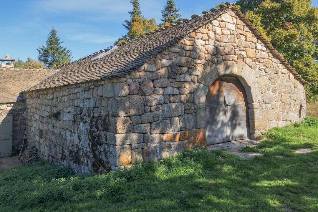 Bâtisse en pierre avec porte en bois