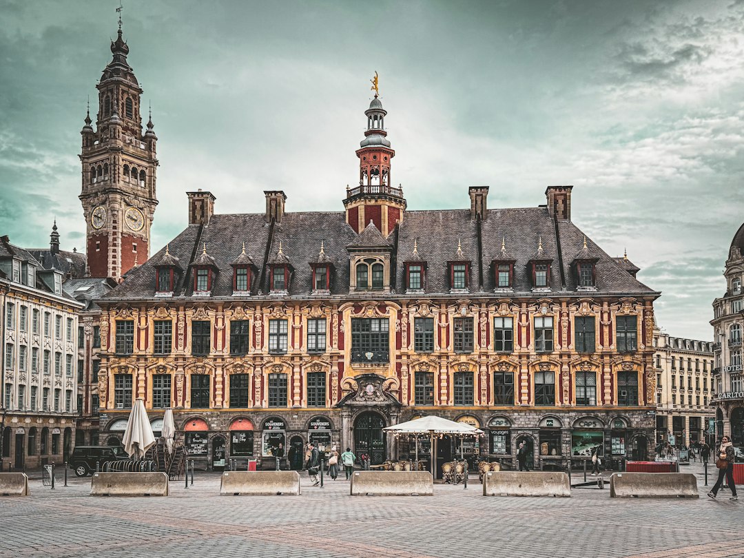 Bâtiment surmonté d'un beffroi à Lille
